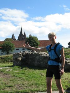 På urban trail i Kalundborgs historie. Lisbeth Pedersen viser vej til Esbern Snares borg fra 1170’erne og byens femtårnede kirke, der blev bygget af datteren Ingeborg. 